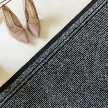 Tapis de couloir et d'entrée anthracite - Antidérapant au mètre mettant en valeur son relief côtelé élégant