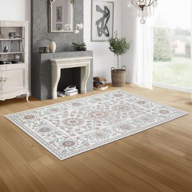 Ambiance élégante avec tapis Minia Brume bleu gris devant une cheminée