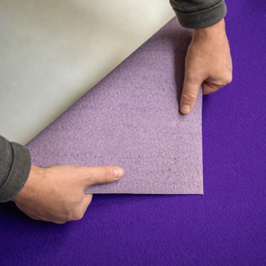 Vue de l'envers de la moquette filmée Stand Event Violet pour foire expo corner