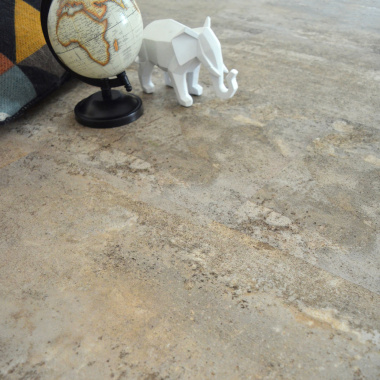 Vue de la dalle sol vinyle Performance - Béton beige - Pose flottante sans colle