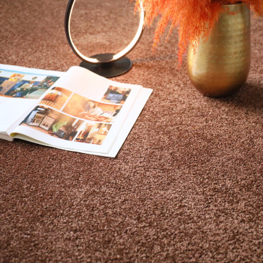 Tapis velours Lumicolor marron auburn posé dans un intérieur moderne et chaleureux