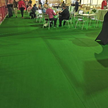 Moquette aiguilletée filmée Stand Event vert olive, protection garantie avant ouverture d’événement