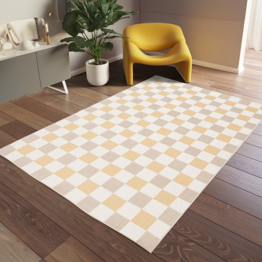 Tapis Andy beige et ocre, posé dans salon moderne avec fauteuil jaune