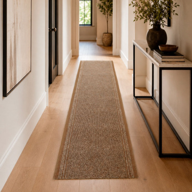 Tapis de couloir et d'entrée marron - Antidérapant au mètre créant un chemin confortable dans une entrée contemporaine