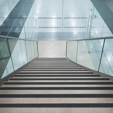 Application de l’adhésif antidérapant noir 18 ml sur escalier en pierre dans un espace public