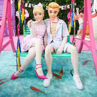 Ambiance événementielle sur Sol Vinyle Textile – Relief 3D – Imprimé poisson Koï japonais, décor original et ludique