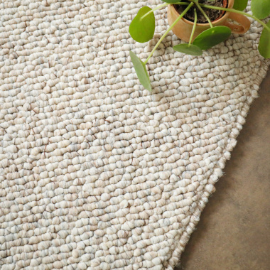 Tapis de salon ou chambre Bouclette grège tendre - gros plan