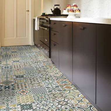 Sol Vinyle Textile Relief 3D – Carreaux de ciment Élise multicolore dans cuisine haut de gamme, meubles sombres