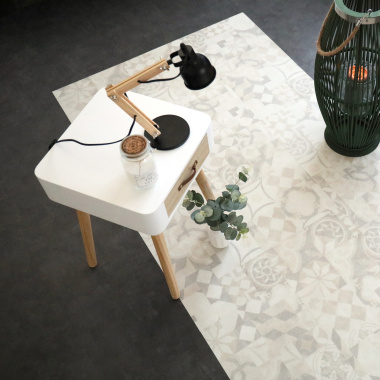 Vue décorative : sol Dalle Mix and Match - Béton anthracite et carreaux de ciment clair