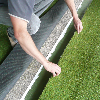 Raccordement des lés de gazon synthétique avec bande de jonction encollée