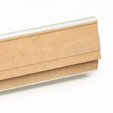 Vue arrière de la plinthe pour stratifié Pierre Edelweiss avec zone de passage de câble