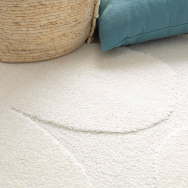 Gros plan du tapis de salon Flower Power crème, effet relief floral apaisant