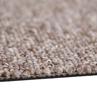 Zoom sur la texture bouclée de la dalle moquette grège, usage bureau ou chambre