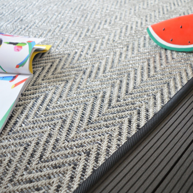 Tapis intérieur / extérieur Java Chevron silver galon anthracite - Tranche