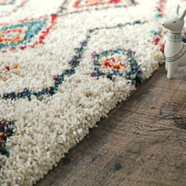 Bord du tapis berbère Azilal multicolore, détail du tissage épais