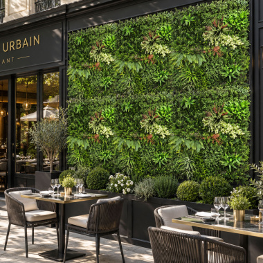 Mur végétal artificiel - Printemps poétique - Intérieur et extérieur habillant la terrasse d’un établissement avec un décor végétal spectaculaire