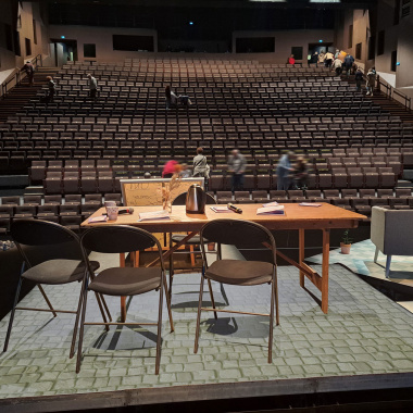 Ambiance artistique avec le tapis sur mesure vinyle textile en relief 3D imprimé pavés anciens de ville