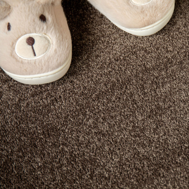Tapis sur mesure en polyester recyclé Re-cycle Chocolat, confort doux sous les pieds dans un espace détente