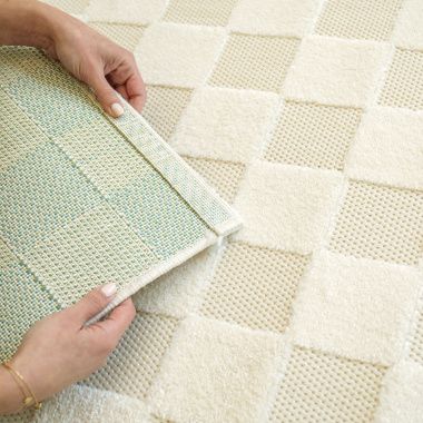 Vue du dessous du tapis Petit Marius crème, adapté à l’intérieur comme à l’extérieur