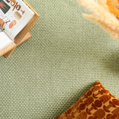 Sol en sisal Bahia vert avec coussin imprimé et bouquet séché