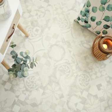 Ambiance naturelle avec les dalles PVC Mix and Match - Click 5G - Carreaux de ciment beige clair