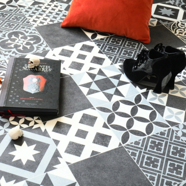 Gros plan lifestyle sur le tapis sur mesure Link Plus à motifs carreaux de ciment et accessoires déco