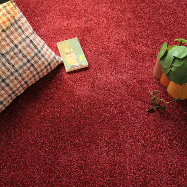 Mise en situation du tapis sur mesure Feelings Rouge passion dans un salon cosy aux accents décoratifs doux