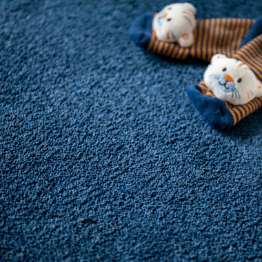 Revêtement moquette bleu nuit Pulse, détail surface textile épaisse chaleureuse et douce