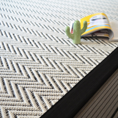 Tapis intérieur / extérieur tissé plat Java Chevron blanc ganse noire - tranche