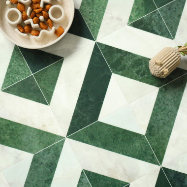 Détail du dessin du tapis sur mesure éco-conçu avec coussins et fruits, style vintage moderne