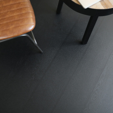 Sol Vinyle Résistance Pro - Parquet bois vintage peint - Noir, zoom sur les lames noires texturées