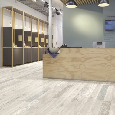 Accueil moderne avec Sol Vinyle Textile - Relief 3D - Imprimé parquet clair effet pochoir volutes, décor clair et élégant