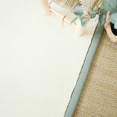 Tapis doux poils longs Touch blanc crème ganse lin vert sauge - vue de haut