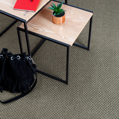 Espace bureau aménagé avec un sol en sisal Bahia grège, déco naturelle et accessible