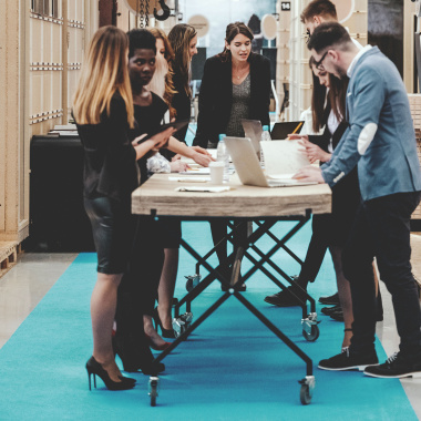 Moquette événementielle filmée Turquoise – Stand Event, idéale pour salons et showrooms