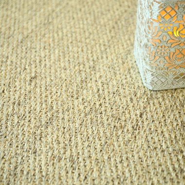 Gros plan sur le motif tissage 1/2 Panama du tapis sur mesure en sisal Tulum écru