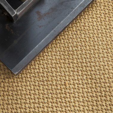 Tapis sisal sur mesure Slow doré tissage naturel dans une décoration intérieure