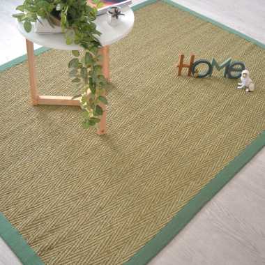 Tapis jonc de mer Bihar fin chevron, ganse coton vert olive et ambiance végétale