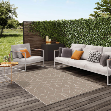 Espace outdoor avec tapis Scandinave marron clair, salon de jardin contemporain
