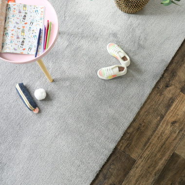 Tapis salon gris perle lavable en machine, zoom sur la surface veloutée et confortable