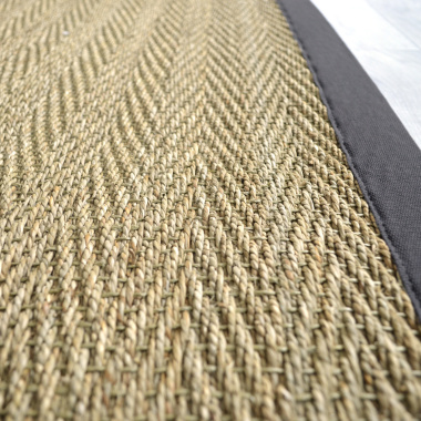 Tapis Jonc de mer Bihar fin chevron ganse coton anthracite - gros plan