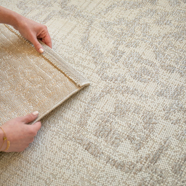 Envers du tapis Orient beige tendre en polypropylène pour intérieur ou extérieur