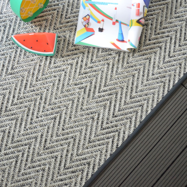 Tapis intérieur / extérieur Java Chevron silver galon anthracite - vue de haut