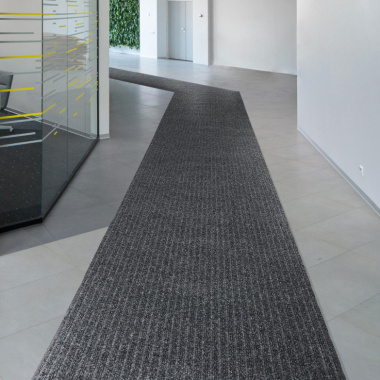 Tapis d'entrée côtelé antisalissures & antidérapant - Gris dans un couloir professionnel lumineux