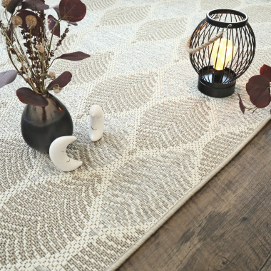 Tapis Essenza - Nature urbaine - Feuilles beige ton sur ton - vue de près