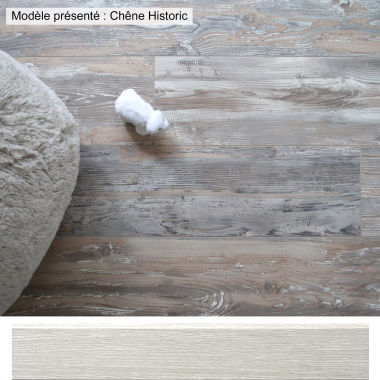 Plinthe Modèle E décor bois clair présentée devant un sol pour illustrer la coordination des teintes