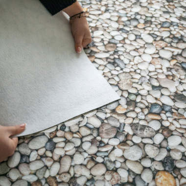 Moquette Stand imprimée motif galets – détails matière et envers résine