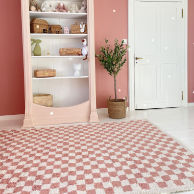 Tapis moelleux à mèches longues Colorama Rose vintage posé sur un sol blanc, déco pastel