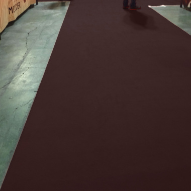 Moquette d’exposition marron foncé Stand Expo filmé, solution économique pour hall ou allée de salon