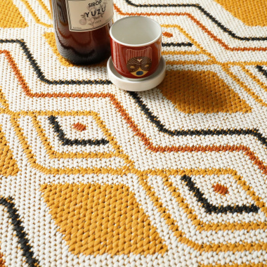Tapis d'extérieur ou de salon - Motifs graphiques - Jaune safran - gros plan
